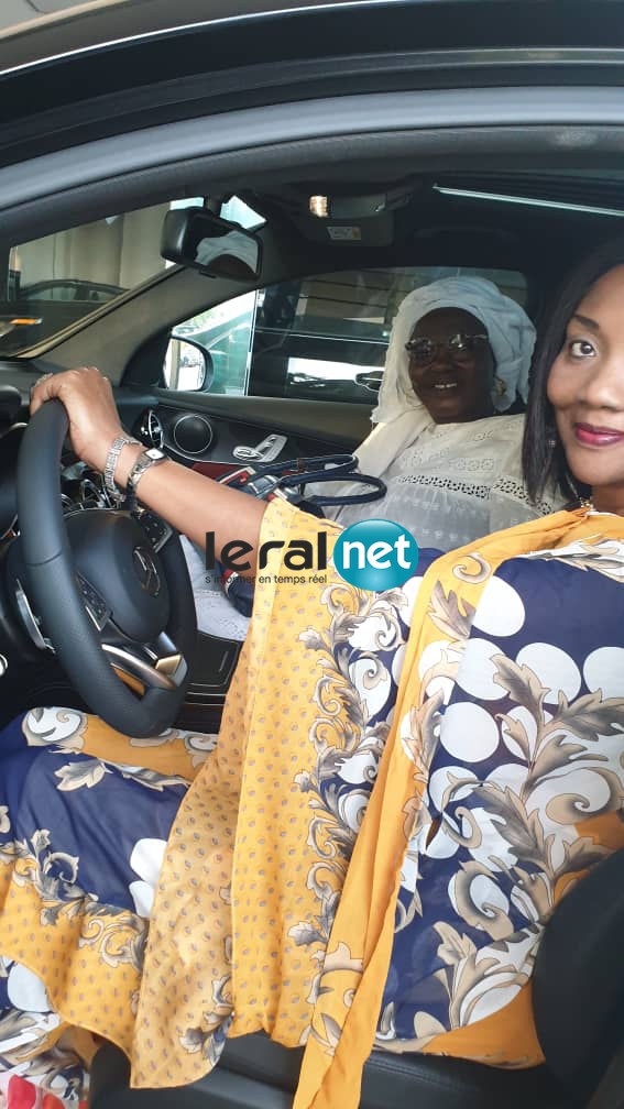 Sokhna Oumou Kalsom Sy à bord de sa luxueuse limousine offerte par Ahmed Kh. Niasse