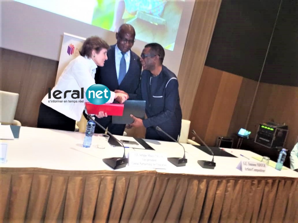 Les images de la signature de convention de Youssou Ndour au Partenariat mondial pour l’éducation, PME pour l’éducation des enfants dans les pays en voie de développement. 