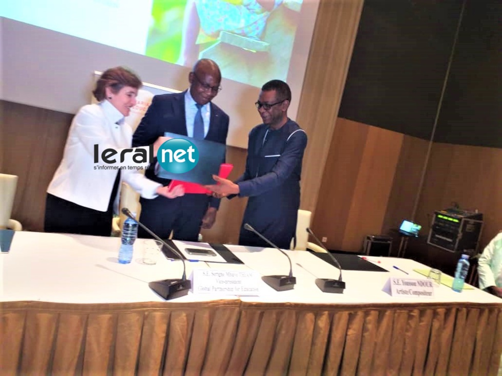Les images de la signature de convention de Youssou Ndour au Partenariat mondial pour l’éducation, PME pour l’éducation des enfants dans les pays en voie de développement. 