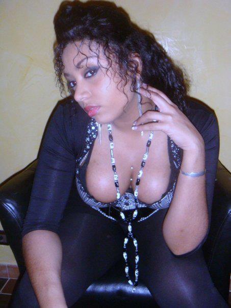 La belle Betty Fall avec son percing entre les seins