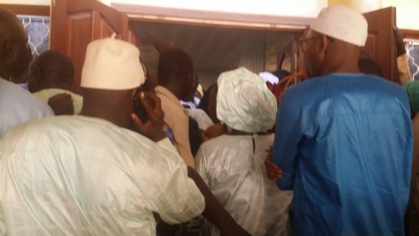 Télescopage à Tivaouane: Idrissa Seck et le ministre Aminata Assome Diatta se «bousculent» devant le salon du Khalife Télescopage à Tivaouane: Idrissa Seck et le ministre Aminata Assome Diatta se «bousculent» devant le salon du Khalife