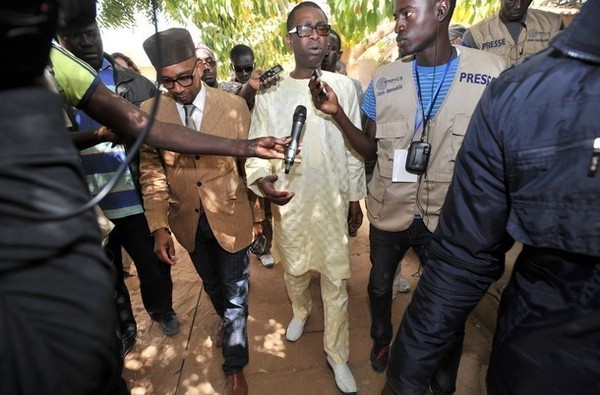 Youssou Ndour entrain d'accomplir son droit de vote