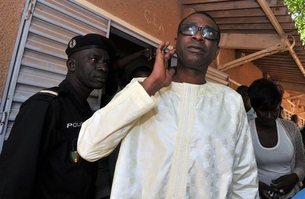 Youssou Ndour entrain d'accomplir son droit de vote