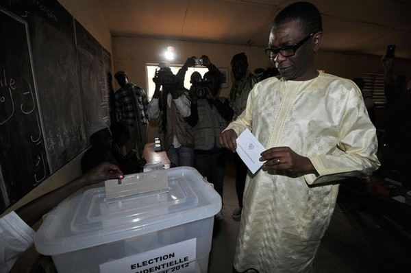 Youssou Ndour entrain d'accomplir son droit de vote
