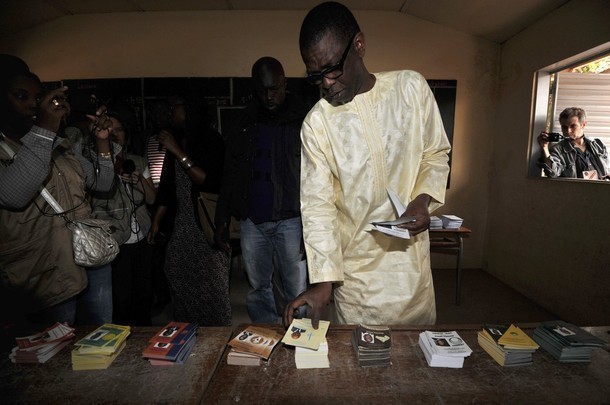 Youssou Ndour entrain d'accomplir son droit de vote