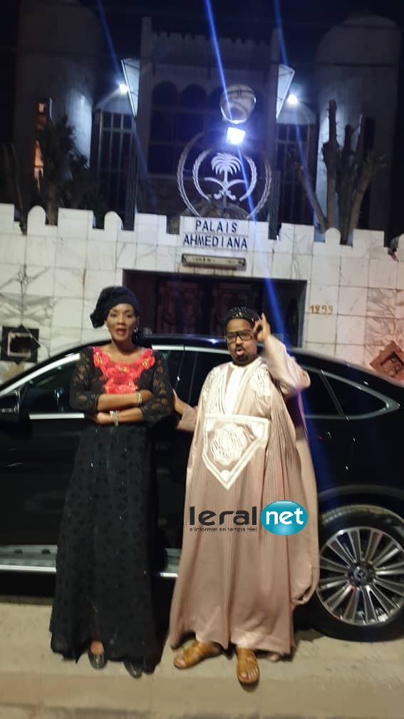 PHOTOS - Oumou Kalsoum SY et sa nouvelle voiture devant le palais  son mari Ahmed Khalifa NIASS