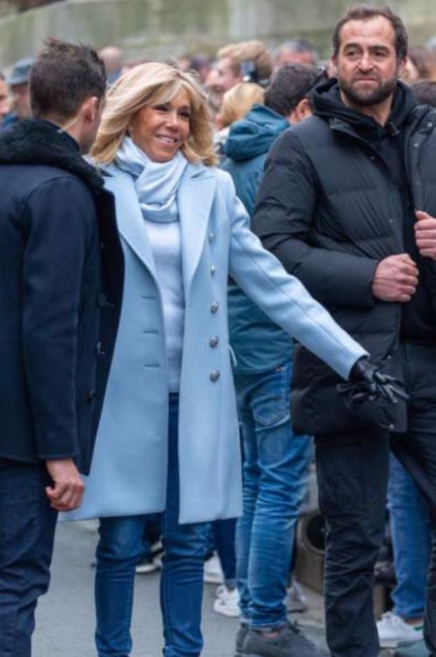 Photos - Brigitte Macron : Son garde du corps beau gosse fait des ravages !