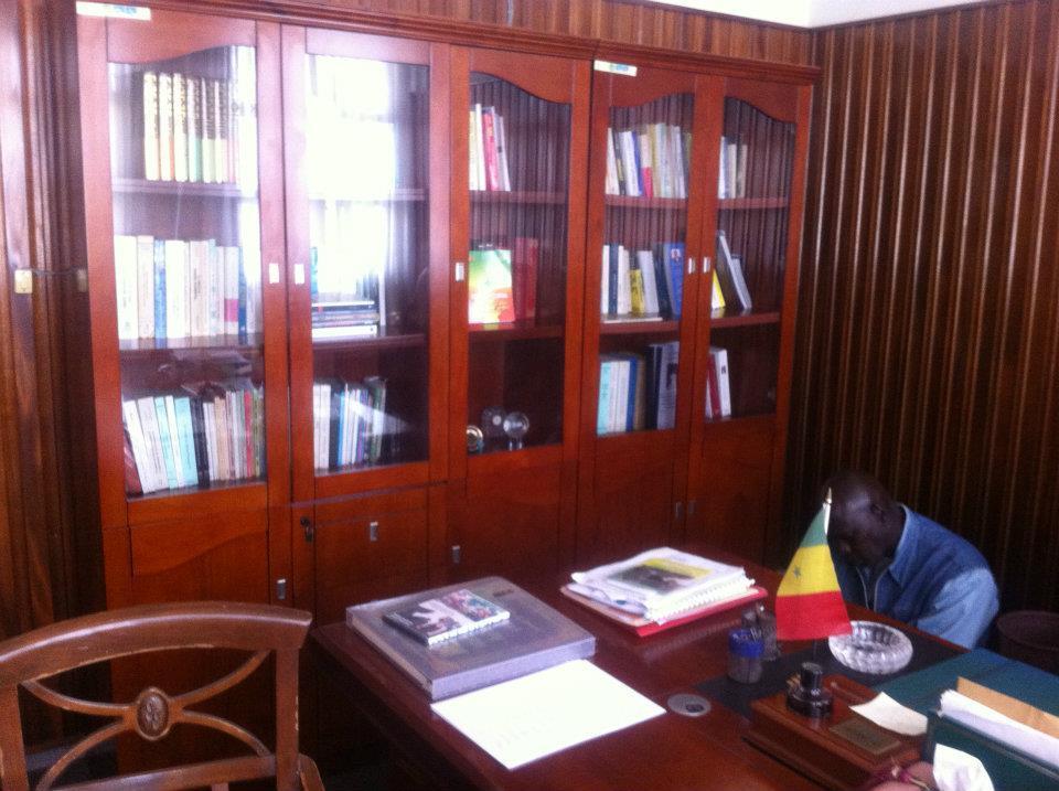 Contemplez le bureau de Tanor Dieng