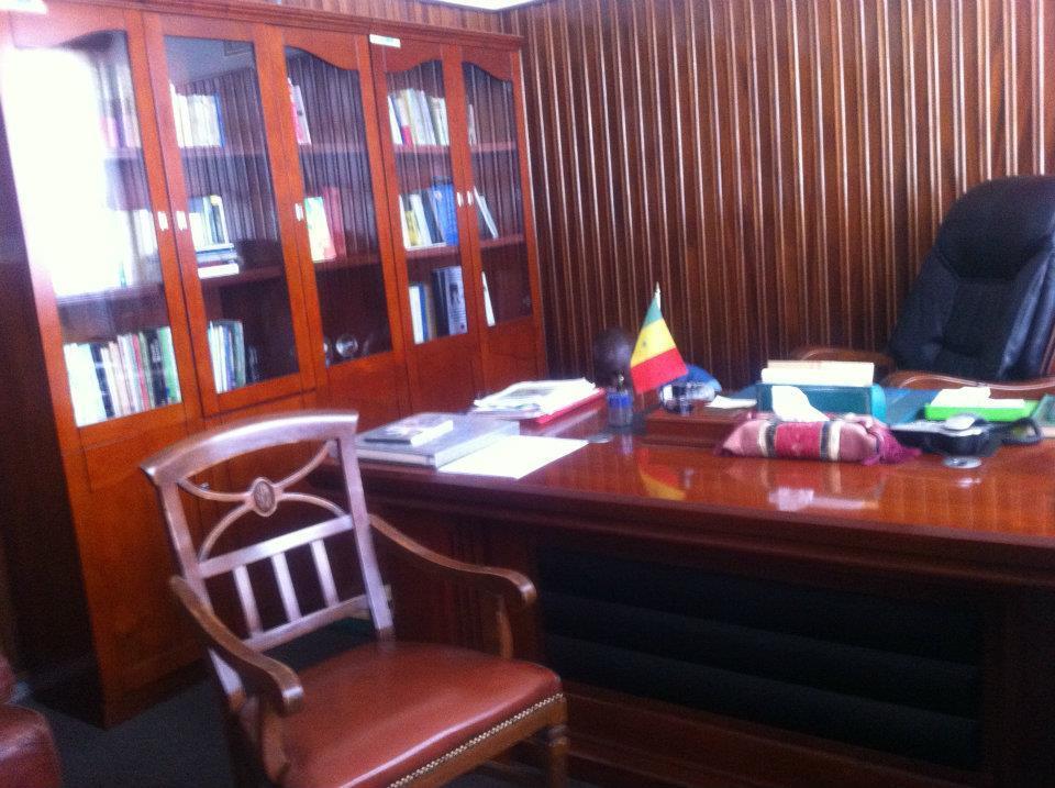 Contemplez le bureau de Tanor Dieng