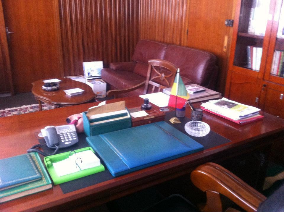 Contemplez le bureau de Tanor Dieng