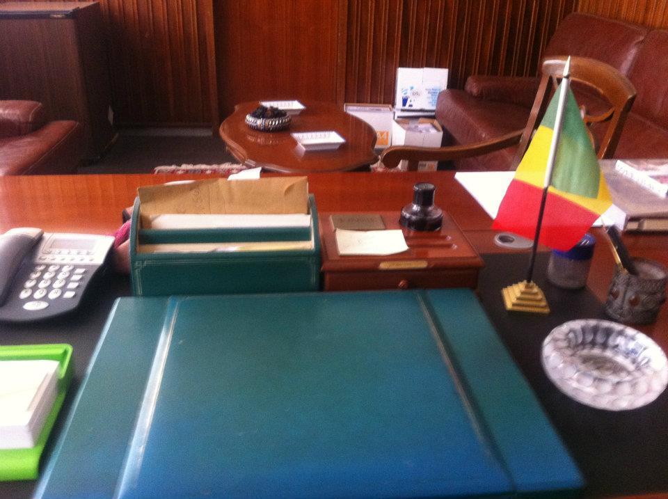 Contemplez le bureau de Tanor Dieng