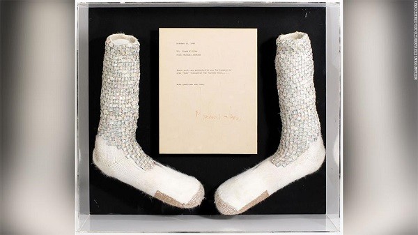 Michael Jackson: Ses premières chaussettes moonwalk en vente pour une somme hallucinante