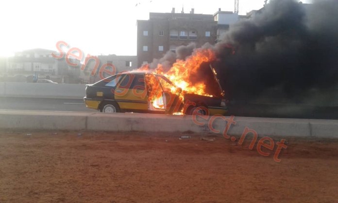 PHOTOS - Un taxi prend feu sur la VDN 3