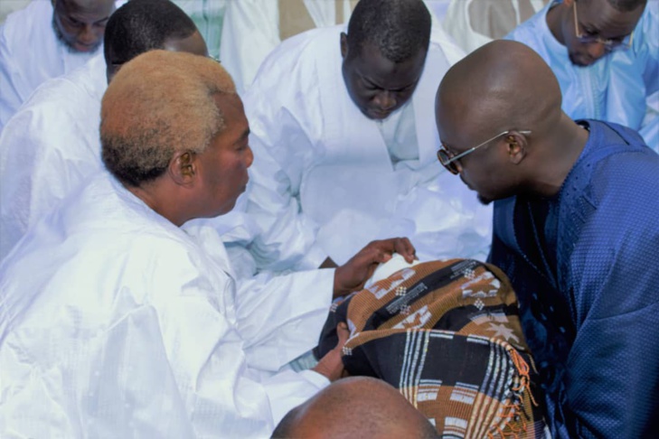 Serigne Abdou Karim Mbacké baptise bébé Khadim Bâ, le fils du frère du célèbre patron de Locafrique