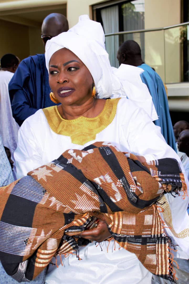 Serigne Abdou Karim Mbacké baptise bébé Khadim Bâ, le fils du frère du célèbre patron de Locafrique