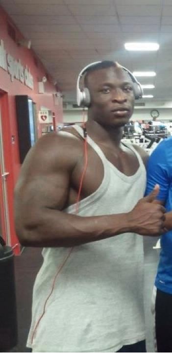 A peine arrivé à Dakar: Ama Baldé  offre son pull à un fan