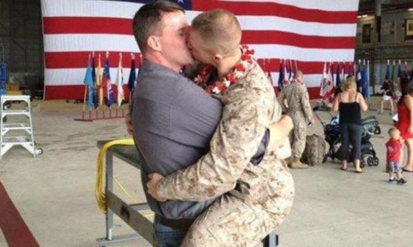 Le baiser gay d’un Marine fait le tour du Web