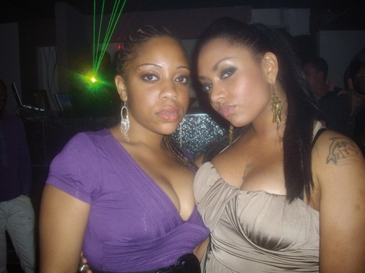 La vidéo girl Betty Fall garde toujours son piercing entre les seins