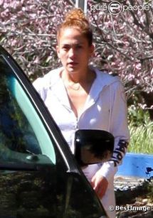 Jennifer Lopez se montre sans maquillage et décontractée