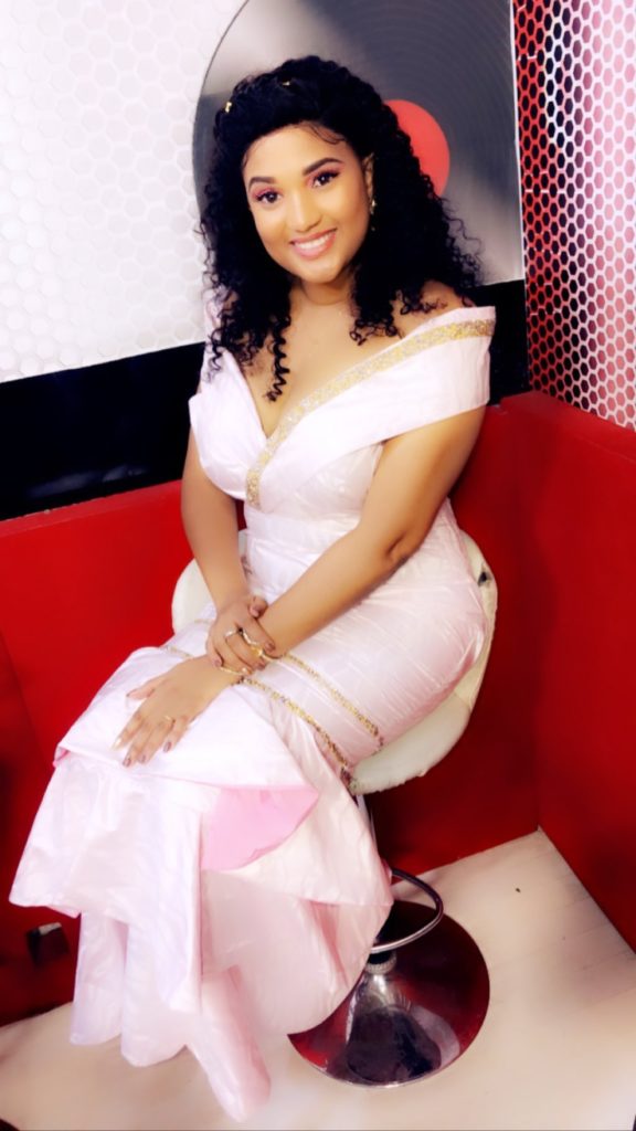 PHOTOS - Formes généreuses, beauté exquise, Eva "Pod et Marichou" plus rayonnante que jamais PHOTOS - Formes généreuses, beauté exquise, Eva "Pod et Marichou" plus rayonnante que jamais