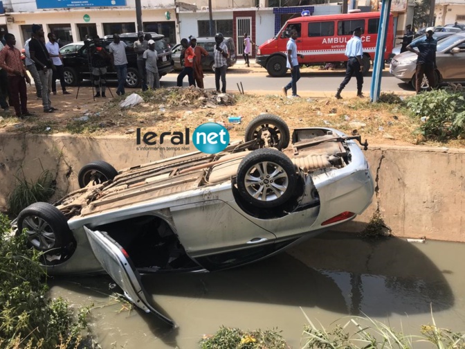 VIDEO - Grave accident au Point E, la voiture conduite par une dame se renverse dans le canal.... REGARDEZ !
