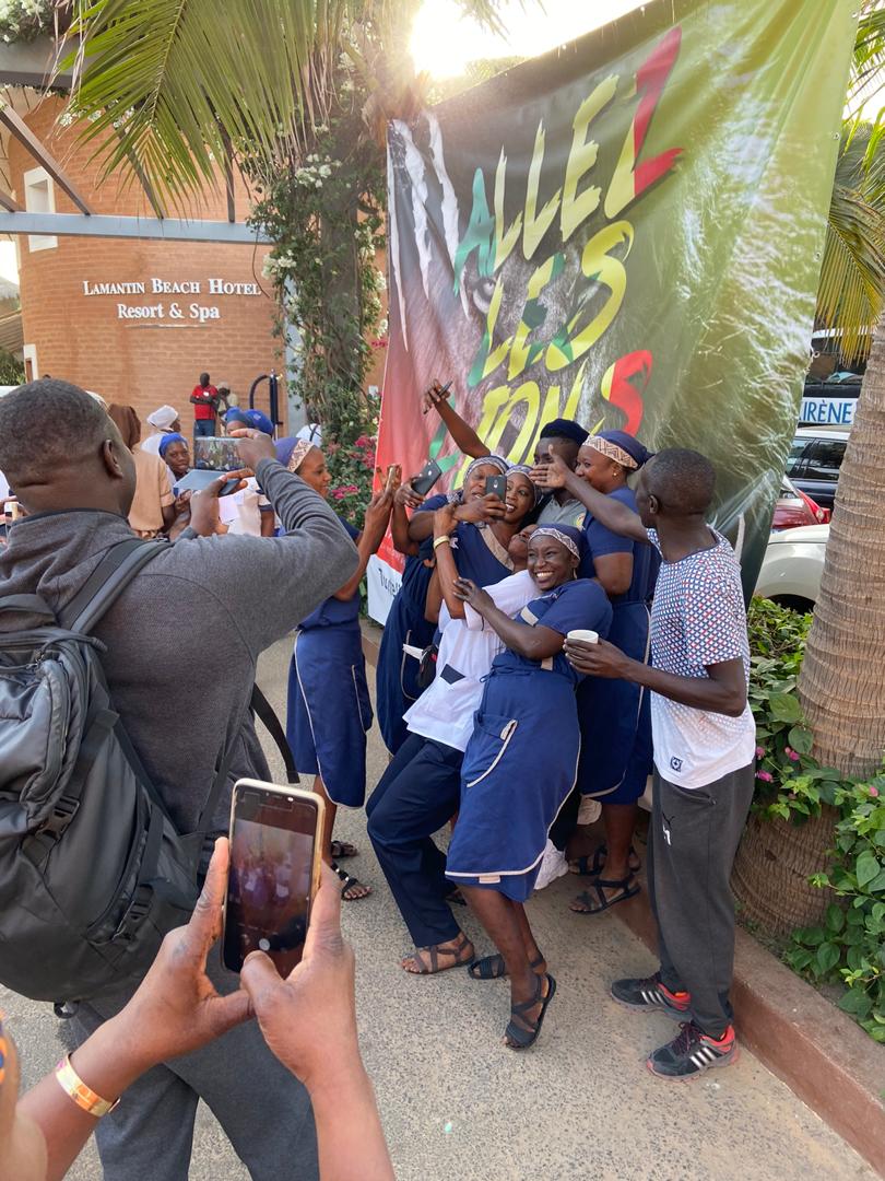 (PHOTOS) Départ des Lions - Restauration à 6 étoiles: Les Lions satisfaits des services du Lamantin Beach, l’immortalisent avec des clichés (PHOTOS) Départ des Lions - Restauration à 6 étoiles: Les Lions satisfaits des services du Lamantin Beach, l’immortalisent avec des clichés