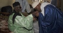 En visite à Tawfèkh, Wade exhibe son bulletin de santé devant le Khalife 