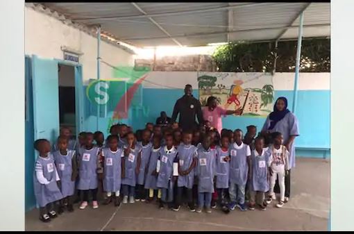 PHOTOS - L'international Famara Diédhiou a fait un tour dans quelques écoles au chevet des mômes à Dakar suit à son triplet d’hier