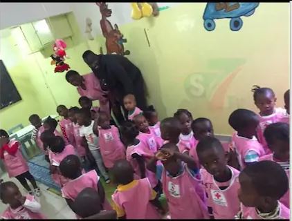 PHOTOS - L'international Famara Diédhiou a fait un tour dans quelques écoles au chevet des mômes à Dakar suit à son triplet d’hier