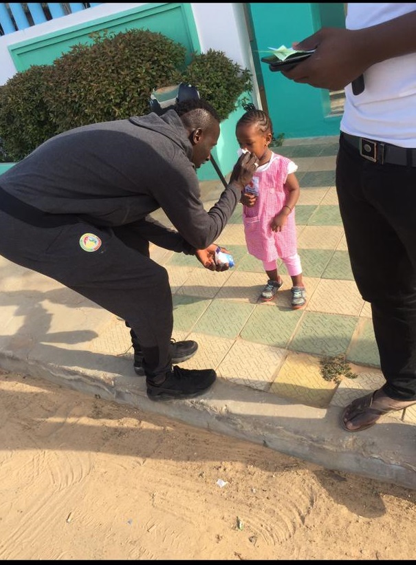 PHOTOS - L'international Famara Diédhiou a fait un tour dans quelques écoles au chevet des mômes à Dakar suit à son triplet d’hier