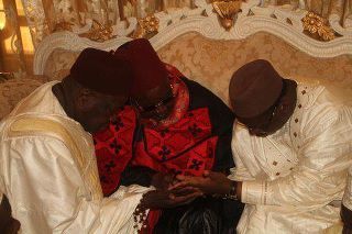 Macky Sall recueillant les prières de Serigne Mansour Sy