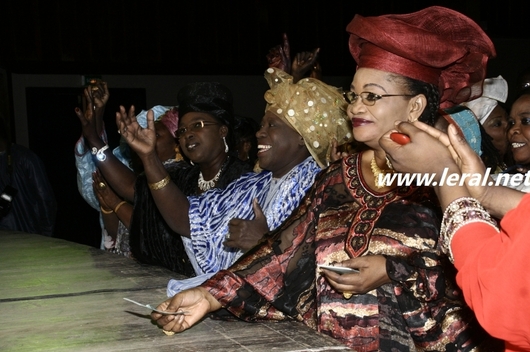 Aïda Mbodj exhibe ses billets de banque pour faire plaisir à…