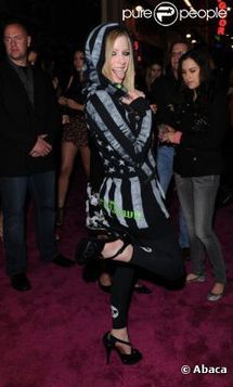 Avril Lavigne, businesswoman hors pair, devant une Taylor Momsen blafarde