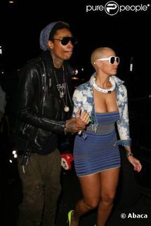 Amber Rose : sexy pour son Wiz Khalifa, elle affiche sa bague de fiançailles