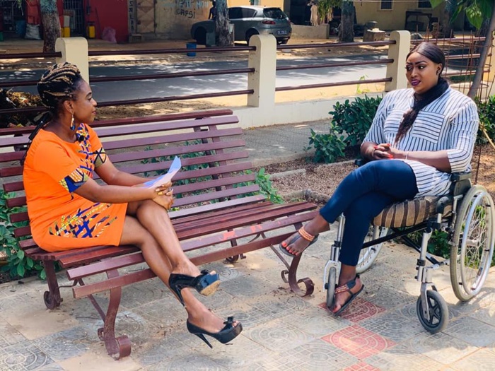 PHOTOS - Yama Ndiaye, mannequin en fauteuil roulant, soutenue par sa fille