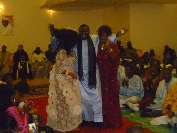 [Video] Bethio rebaptise Obélisque, « Euttu Serigne Saliou », sous des pas de danse et déchire des T-shirts « Yen a Marre »