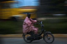 GRAND YOFF : Un policier traîné sur la chaussée par le conducteur d'un scooter sans casque