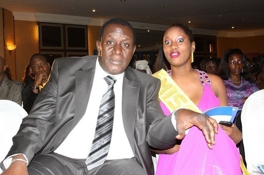 Moise Ambroise Gomis et L'association des femmes catholiques votent Wade