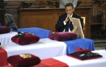 Sarkozy se recueille devant les victimes