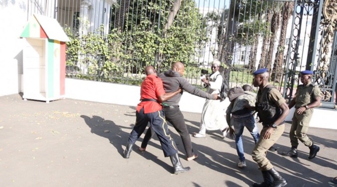 Arrêtés devant le Palais: Guy Marius Sagna et Cie en garde-à-vue 