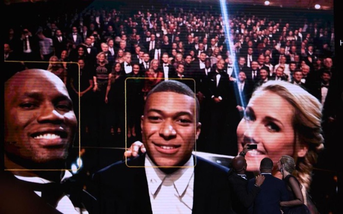 Ballon d’Or: Drogba prend un selfie avec Mbappé pour payer une «dette» vieille de 10 ans