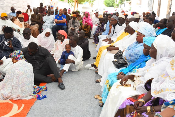 ¨PHOTOS  - Macky Sall, en compagnie de Marième Faye présente ses condoléances à la famille de Khalil, un ami d'Amadou Sall