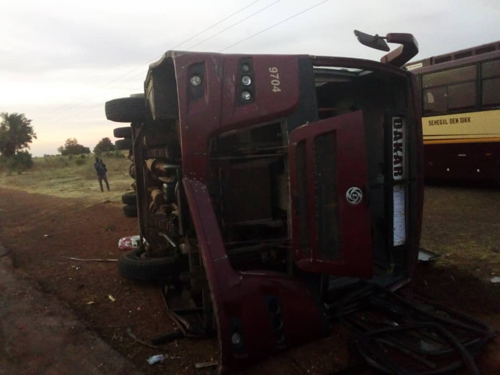 Urgent- Axe Kaffrine-Koungheul: Un bus Sénégal Dem Dikk s’est renversé et a fait des blessés graves