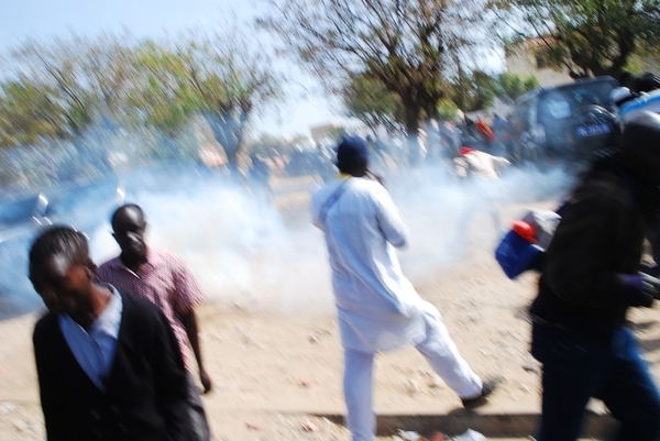 PHOTOS: La police charge les thiantacounes