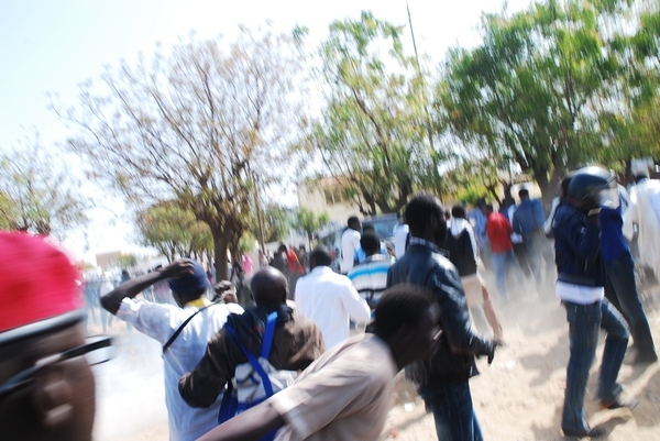 PHOTOS: La police charge les thiantacounes