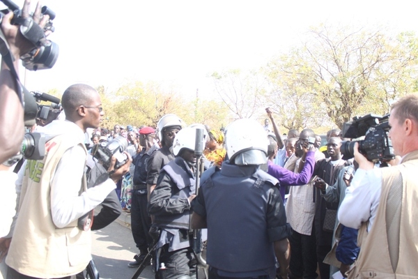 PHOTOS: La police charge les thiantacounes