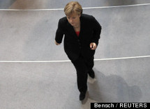 Angela Merkel se tourne vers François Hollande et boude Nicolas Sarkozy