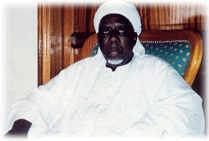 Seydina Mame Alassane LAHI est né en 1917-1918 à Yeumbeul et est rappelé à Dieu en 2001 à Yoff. Il était à la tête de la confrérie de 1987 à 2001.