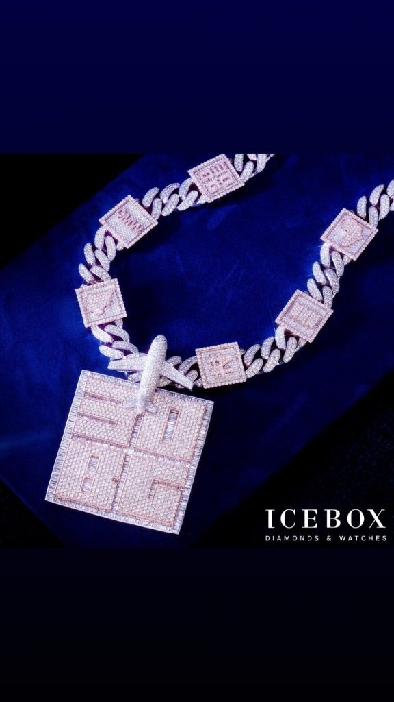 Davido débourse 410 000 dollars pour un collier en diamants pour son fils (photos)