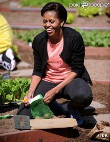 Michelle Obama les mains dans son potager quand Barack débat sur le nucléaire